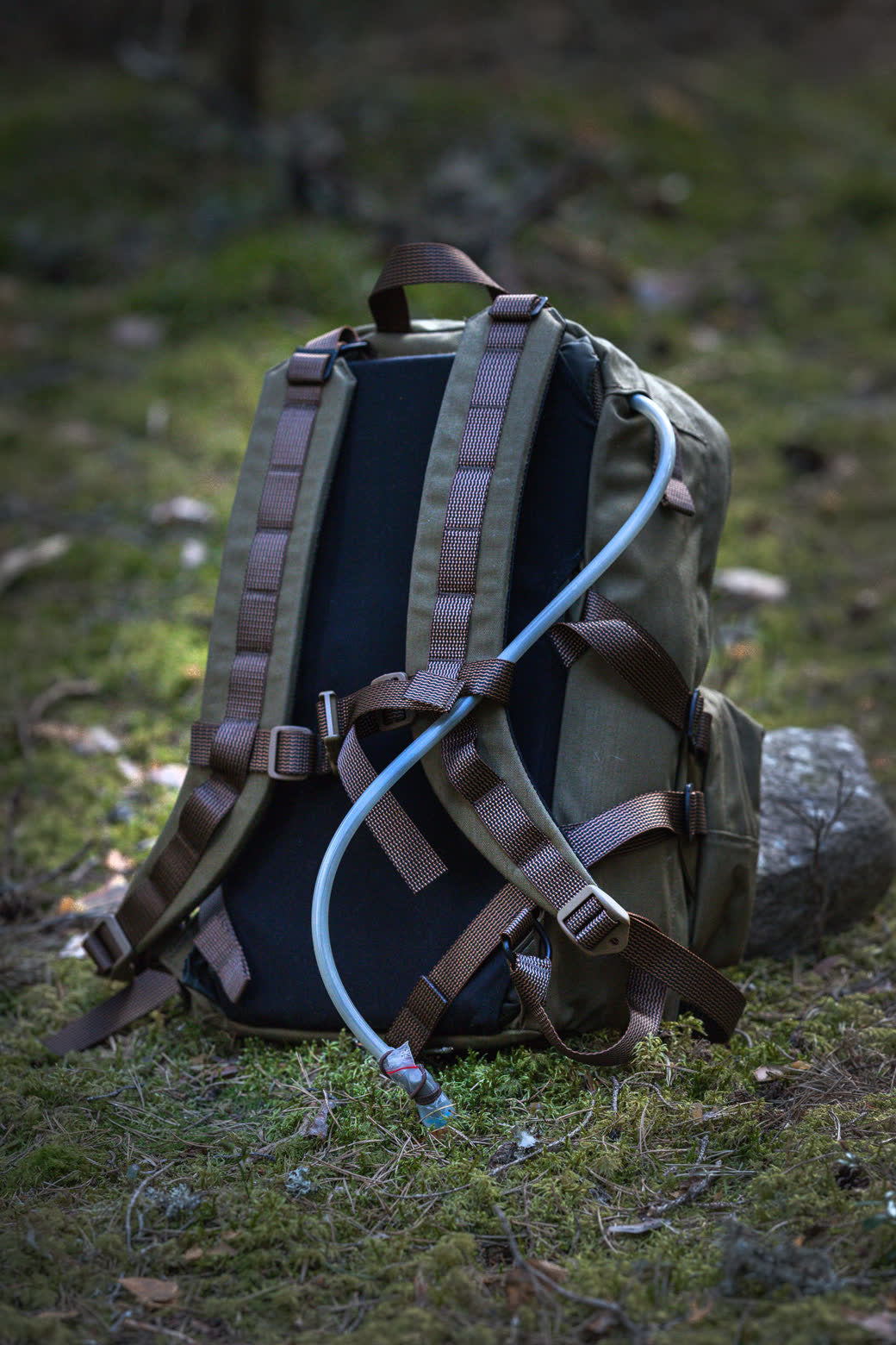 Savotta Niukka 20L backpack with a hydration bladder on a grassy ground
