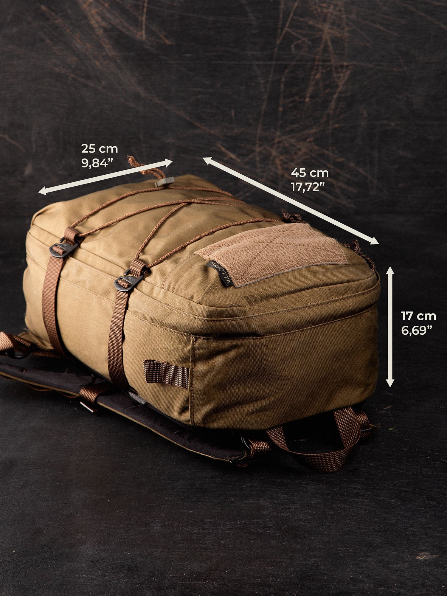 Brown Savotta Niukka 20L backpack with measurements  on a dark background. 25 cm width, 45 cm hight, 17 cm depth.