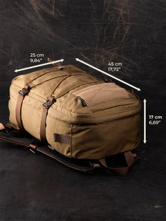 Brown Savotta Niukka 20L backpack with measurements  on a dark background. 25 cm width, 45 cm hight, 17 cm depth.
