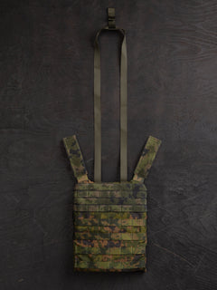 Savotta Varjelus plate carrier drag handle pulled out on a dark wooden surface.